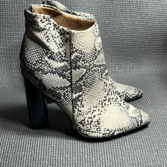 Qupid Chelsea Booties Womens‎ Size 9 Gray Snakeskin Faux Leather Pointed Toe - Picture 4 of 10